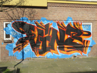 829561 Afbeelding van graffiti met een gestileerde tekst op de voorgevel van het leegstaande pand Aardbeistraat 24 te ...